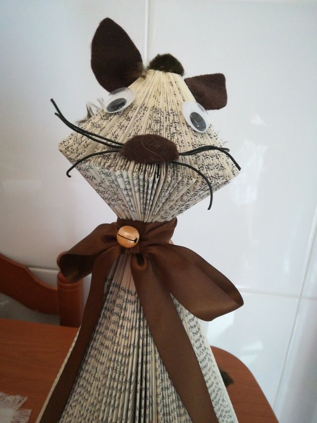 Decoración hogar. Gato. Libro