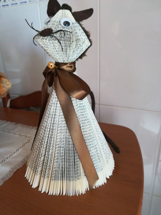 Decoración hogar. Gato. Libro