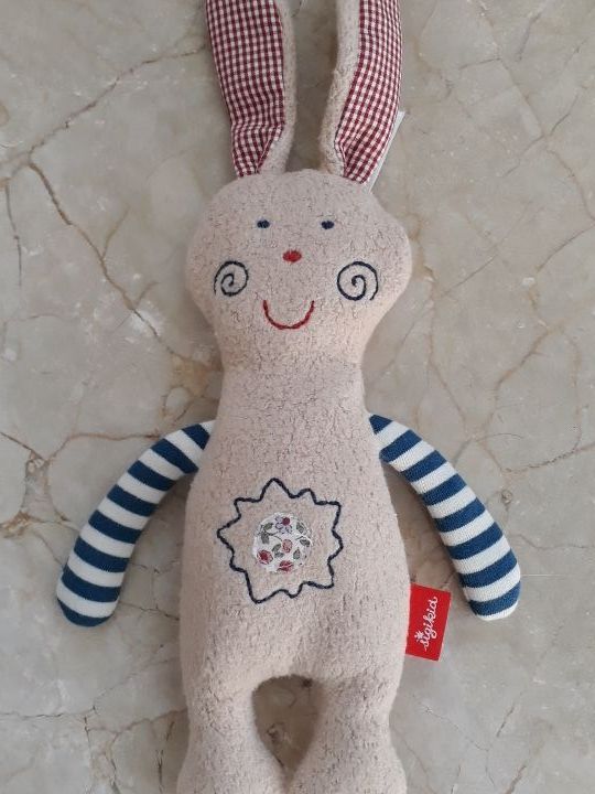 Muñeco conejo Sigikid sonajero bebés. NUEVO