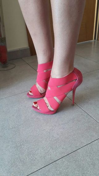Sandalias fucsia zara de segunda mano por 25 EUR en Cudon en WALLAPOP