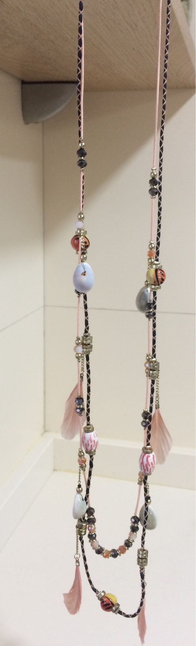 Collar conchas y plumas de Amichi