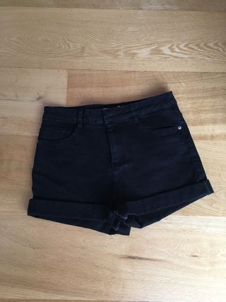 Pantalón corto negro Zara t.36 NUEVO de segunda mano por 5 EUR en  Guadalajara en WALLAPOP