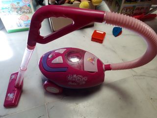 Aspiradora de juguete de Barbie de segunda mano por 9 EUR en Palomares del  Río en WALLAPOP