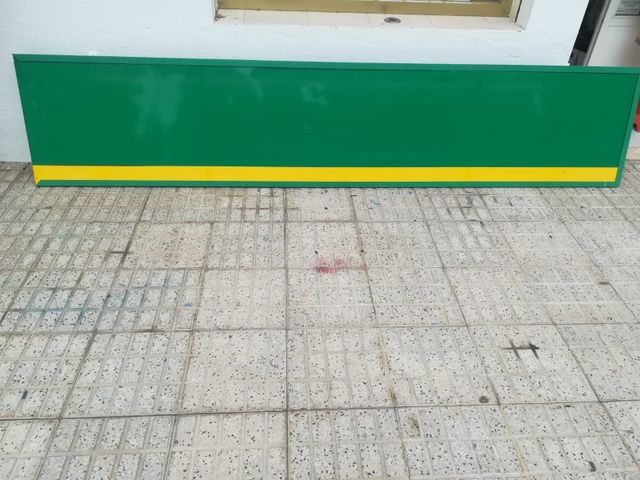 URGE VENDER rotulo exterior con metacrilato.