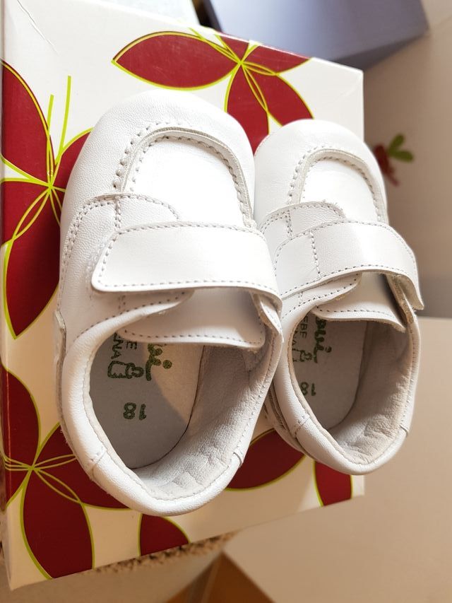 Zapatitos blancos bebé