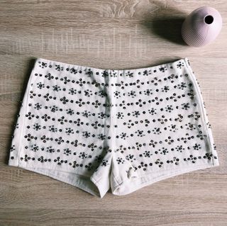 SHORT BLANCO CON LENTEJUELAS, DE ZARA de segunda mano por 5 EUR en Mislata  en WALLAPOP