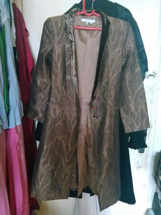 Chaquetón Zara dorada señora de segunda mano por 25 EUR en Liencres en  WALLAPOP