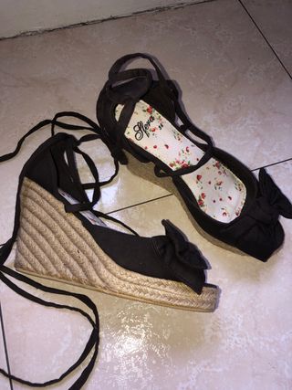 Zapatos de cuña de esparto marca Sfera marrones de segunda mano por 8 EUR  en Madrid en WALLAPOP