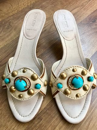 SANDALIAS MARCA MIU MIU PIEL BLANCAS de segunda mano por 69 EUR en  Barcelona en WALLAPOP