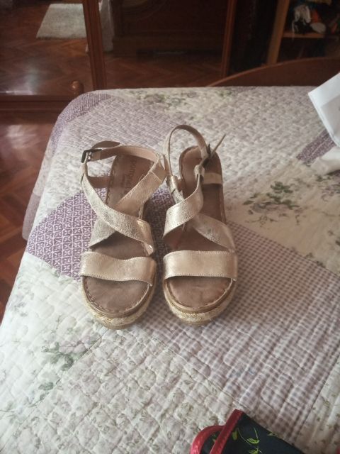 sandalias doradas de piel