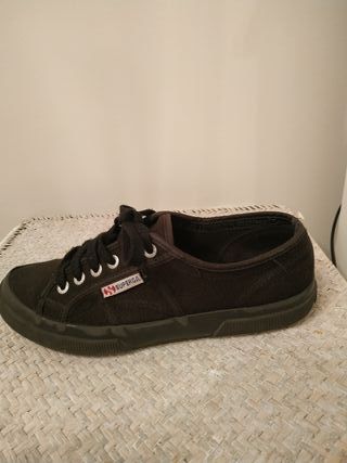 superga negras mujer