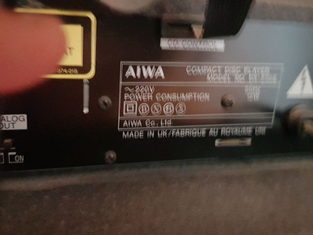 Equipo de música vintage AIWA con tocadiscos.
