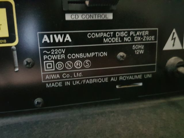 Equipo de música vintage AIWA con tocadiscos.