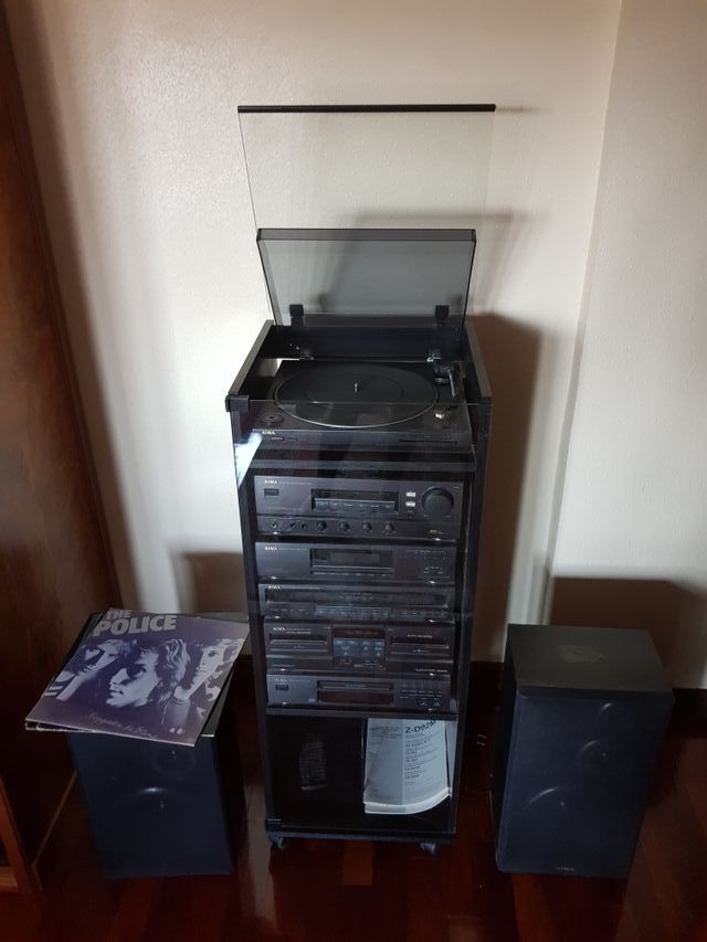 Equipo de música vintage AIWA con tocadiscos.