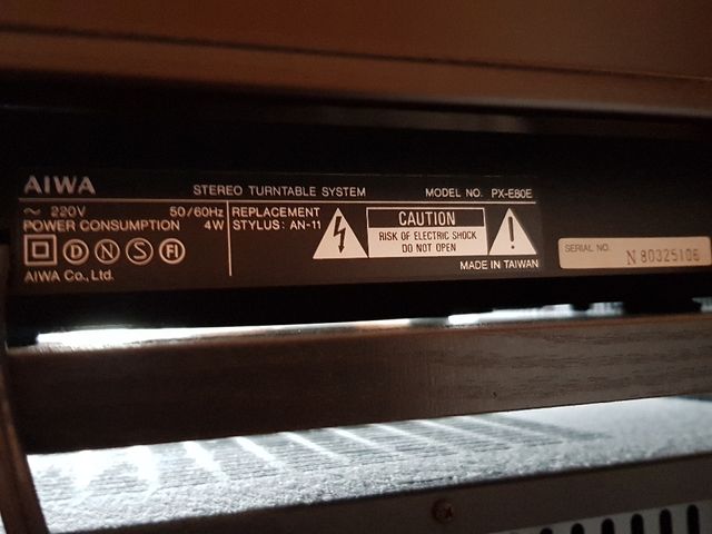 Equipo de música vintage AIWA con tocadiscos.