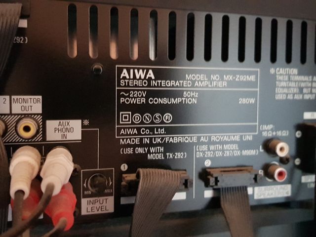 Equipo de música vintage AIWA con tocadiscos.