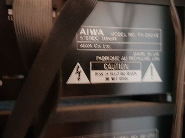 Equipo de música vintage AIWA con tocadiscos.