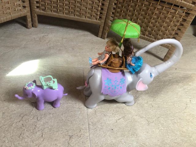 Elefante barbie con 2 muñecas