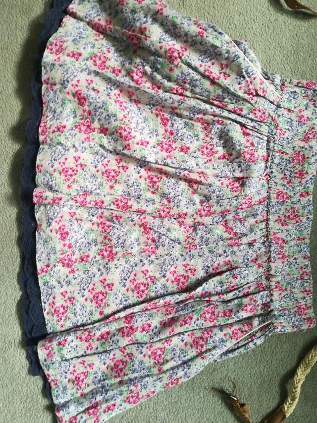 Falda flores vuelo. Falda Stradivarius