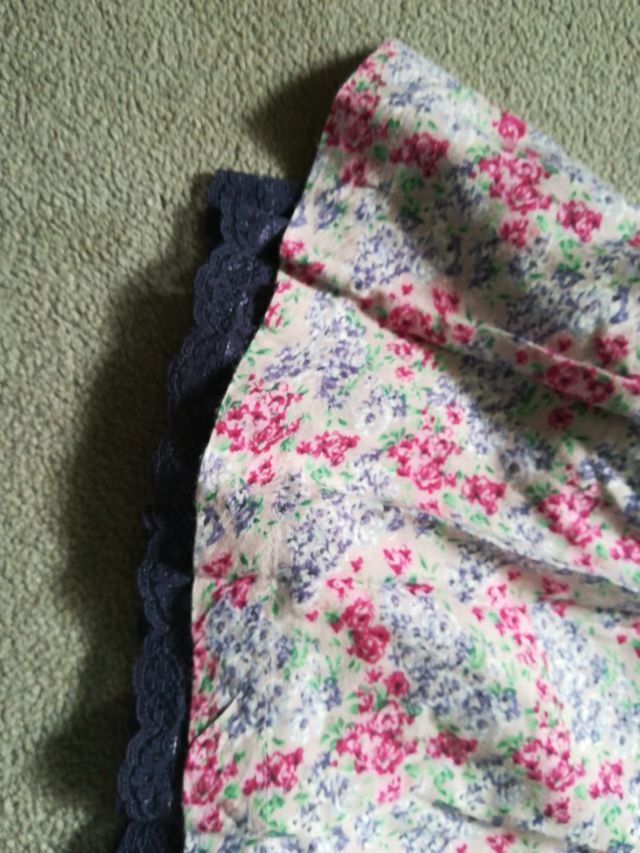 Falda flores vuelo. Falda Stradivarius