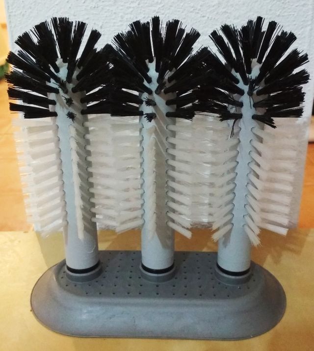 Triple escobilla para vasos con ventosa