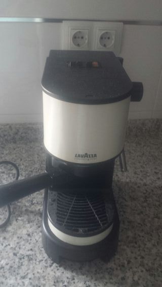 CAFETERA LAVAZZA ESSPRESO POINT de segunda mano por 45 EUR en Valencia en  WALLAPOP