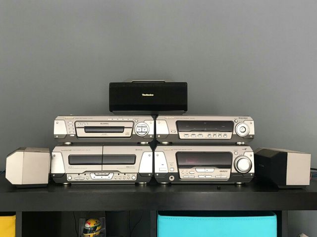 Equipo de música + estanteria