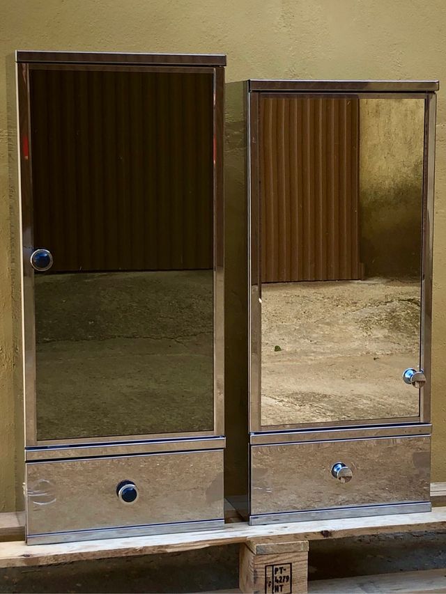 Mueble con espejo y estantes de acero inoxidable. de segunda mano por