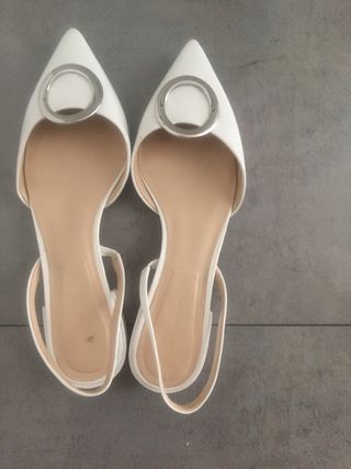 Sandalias cerradas blancas de zara de segunda mano por 8 EUR en Madrid en  WALLAPOP