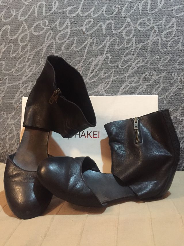 Sandalias abotonadas marca hakei