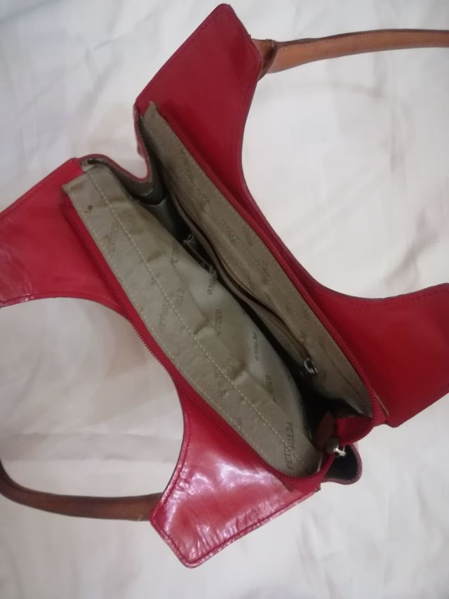 Bolso de piel rojo