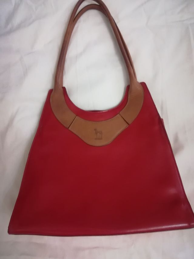 Bolso de piel rojo