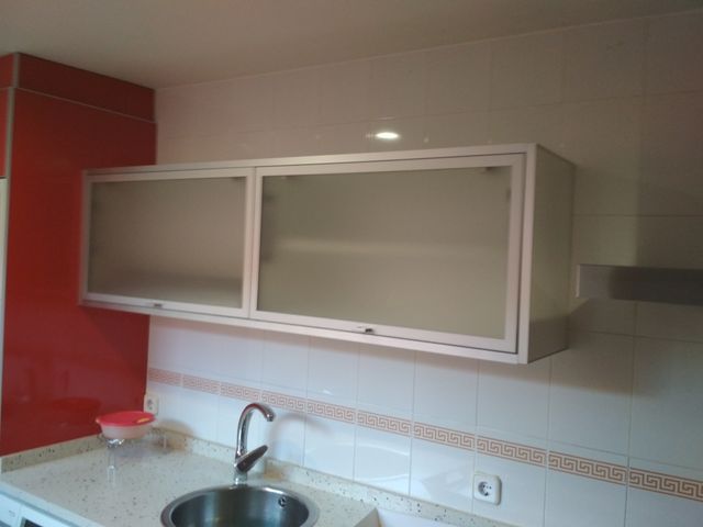 Muebles altos elevables vitrinas de aluminio