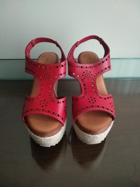 Sandalia cuña piel rojo