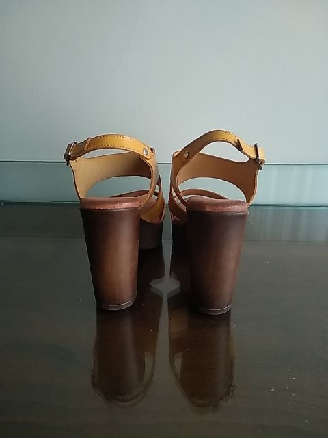 Sandalia piel Mostaza