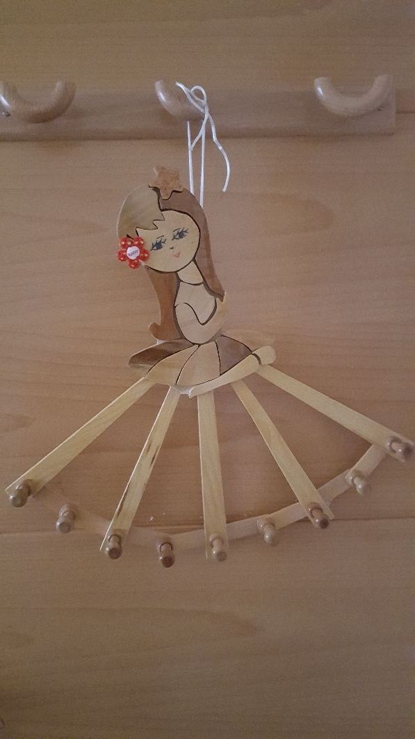 perchero de madera