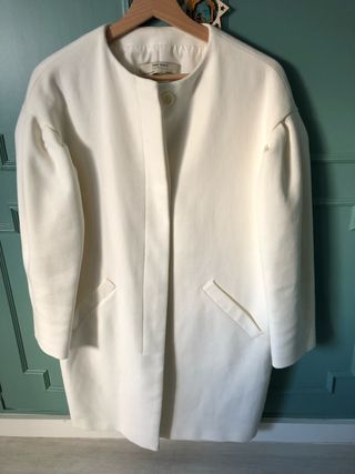 Abrigo oversize blanco Zara de segunda mano por 20 € en Top blanco Zara de segunda mano en la provincia de Málaga en
