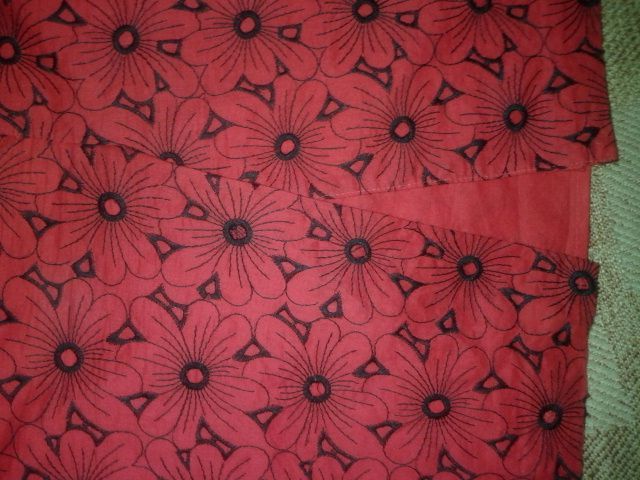 Vestido rojo con flores batista en negro. T. 40
