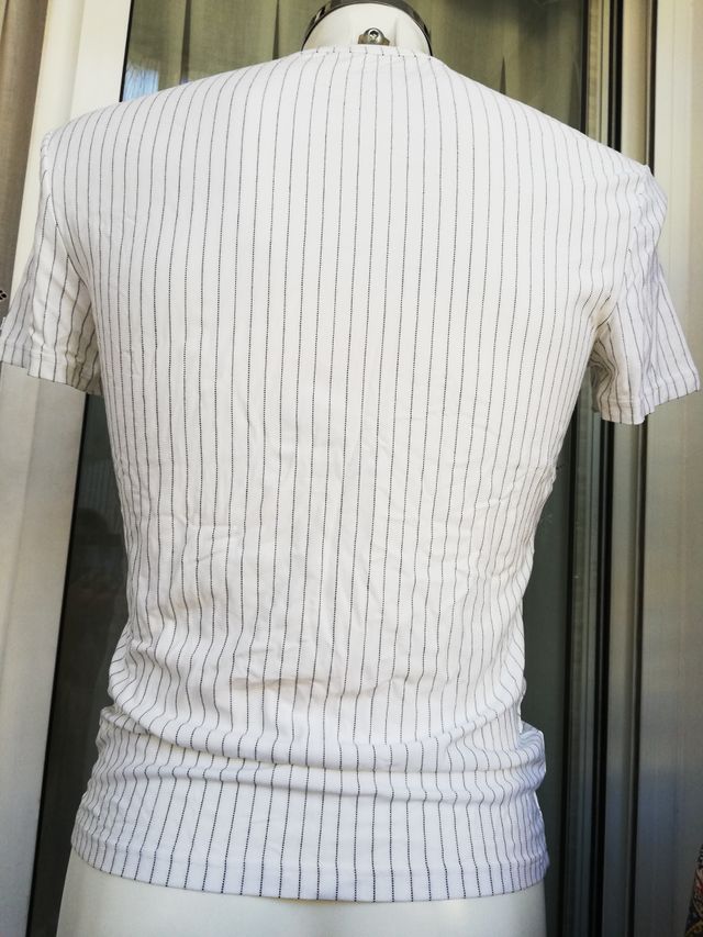 camiseta exterior rayas hombre cuello V .