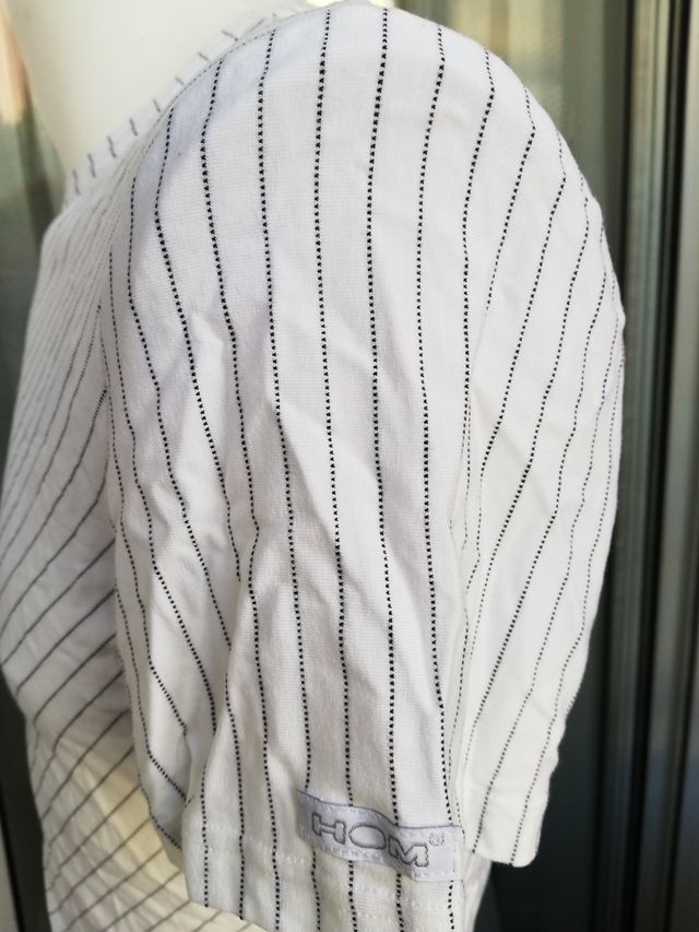 camiseta exterior rayas hombre cuello V .