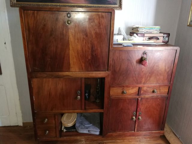 Librería antigua de raíz de castaño