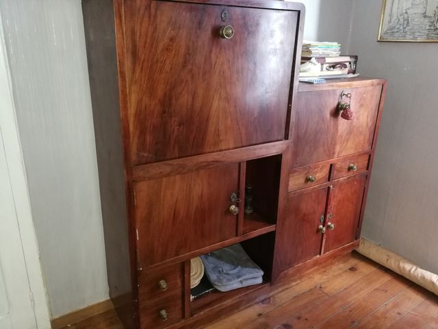 Librería antigua de raíz de castaño