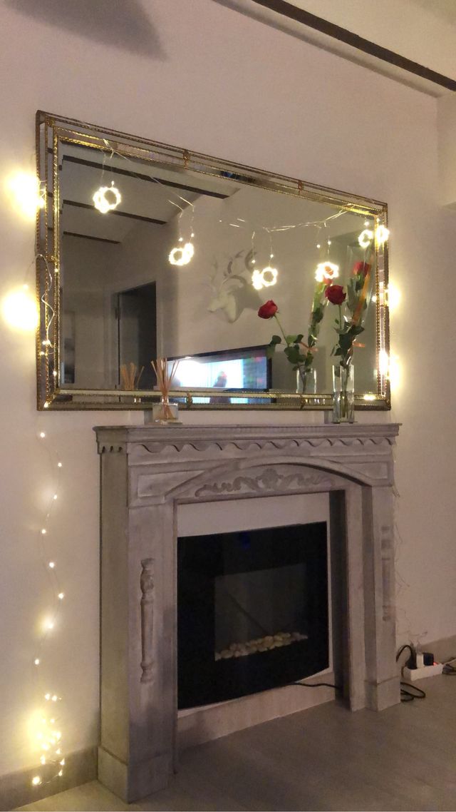 Chimenea eléctrica y estante decorativo de segunda mano por 200 € en