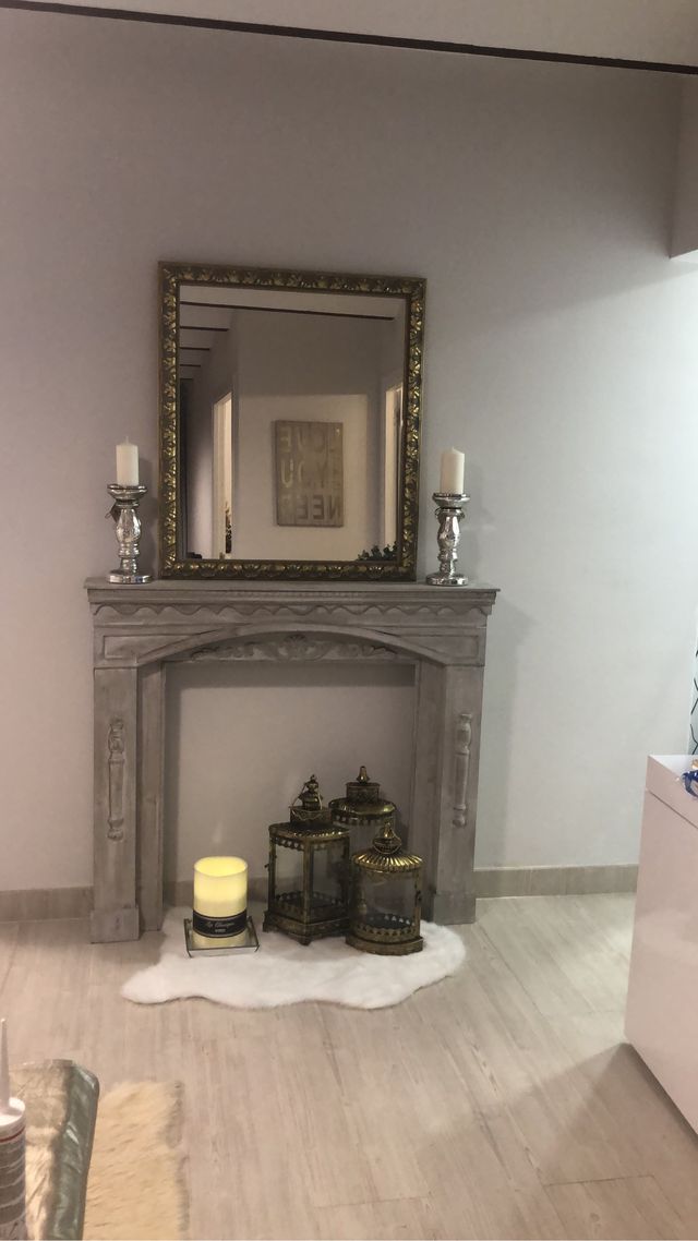 Chimenea eléctrica y estante decorativo de segunda mano por 200 € en