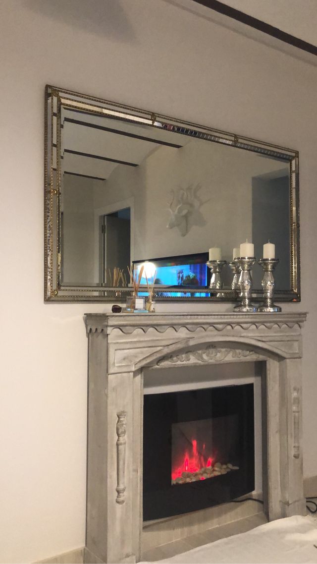 Chimenea eléctrica y estante decorativo de segunda mano por 200 € en