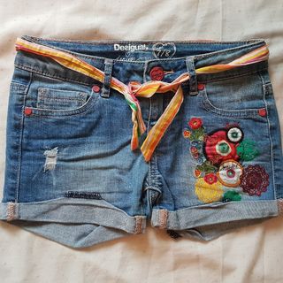Pantalon vaquero corto Desigual de segunda mano por 15 EUR en Fuenlabrada  en WALLAPOP