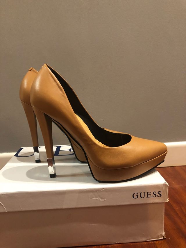 Zapatos Guess Salon Camel