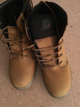 Botas Opsial piel de segunda mano por 30 EUR en Barcelona en WALLAPOP