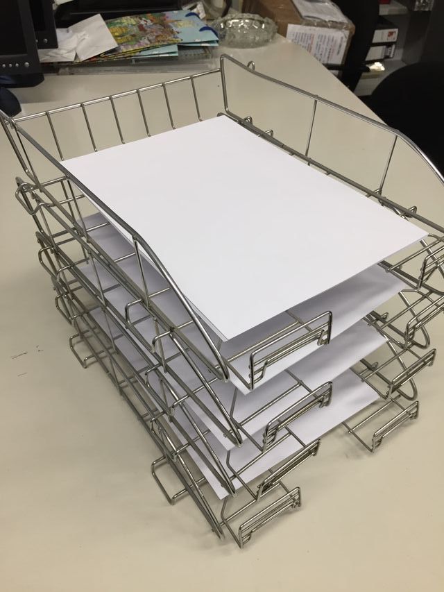 Bandejas de metal para escritórios ou salas de estudo