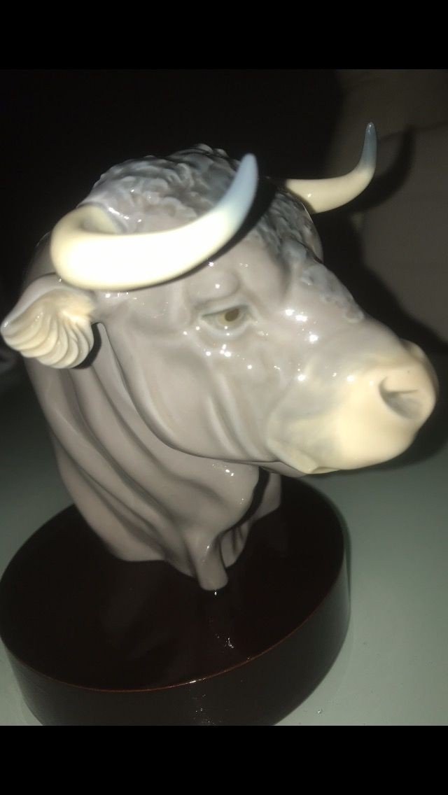 ESCULTURA DE TORO BRVO LLADRÓ